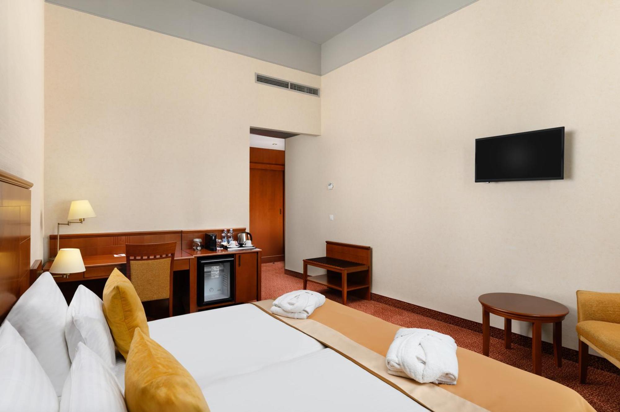 Mercure Szekesfehervar Magyar Kiraly Buitenkant foto