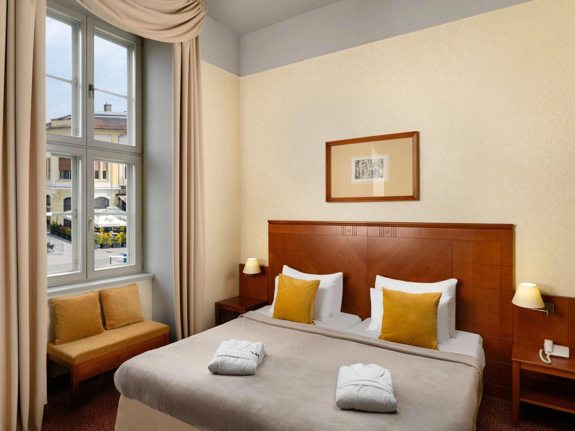 Mercure Szekesfehervar Magyar Kiraly Buitenkant foto