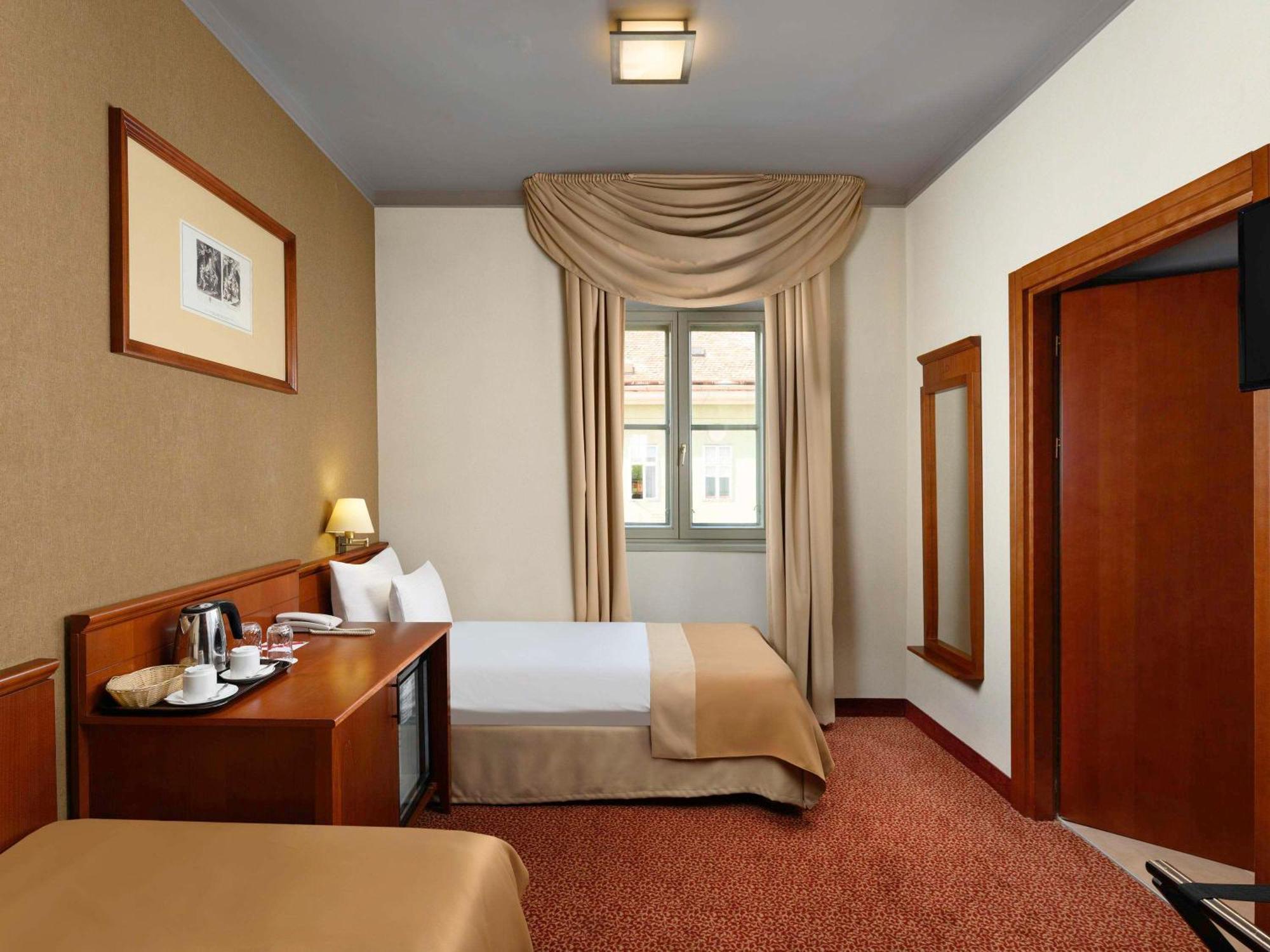 Mercure Szekesfehervar Magyar Kiraly Buitenkant foto