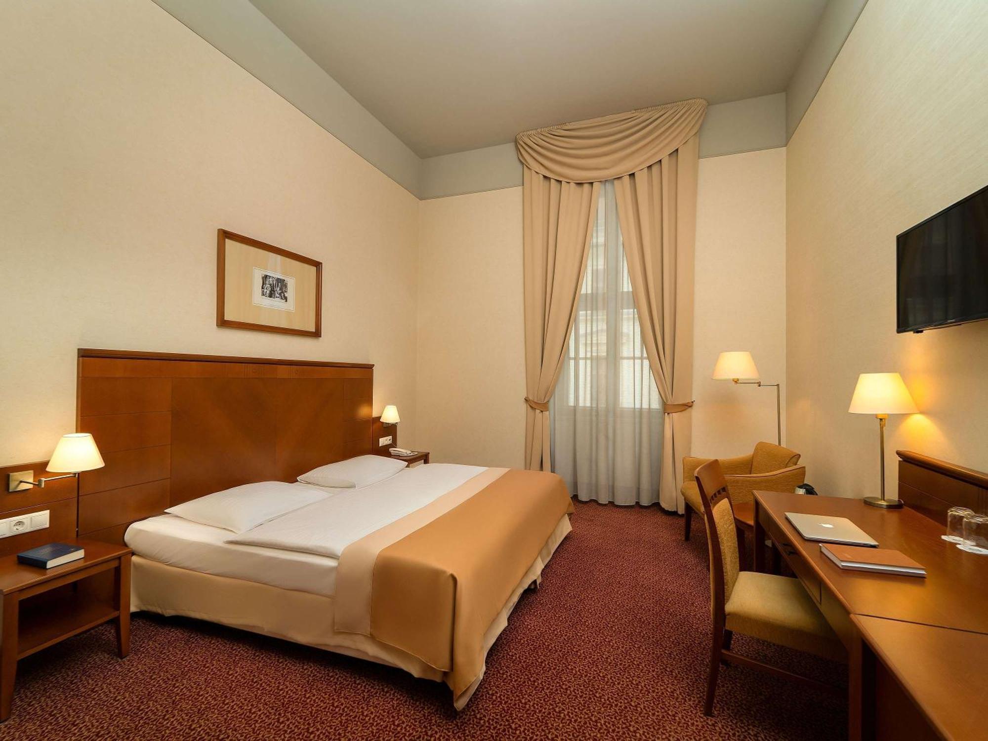 Mercure Szekesfehervar Magyar Kiraly Buitenkant foto
